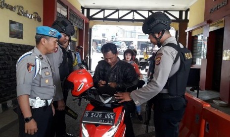  Polres Cianjur, Jawa Barat, menguatkan pengamanan pintu masuk ke area markas komando guna memberikan rasa aman dan nyaman