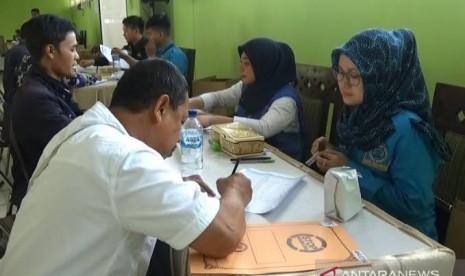  Badan Narkotika Nasional Kabupaten (BNNK) Sukabumi melakukan pemeriksaan urine ratusan calon kepala desa yang maju di Pemilikan Kepala Desa (Pilkades) di Kabupaten Sukabumi, Kamis (31/10).