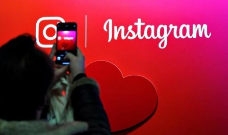 Instagram Punya Mode Gelap, Begini Cara Mengaktifkannya!. (FOTO: Reuters/Charles Platiau)