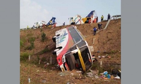 Bus Kramat Jati Terguling, 2 Orang Tewas dan 15 Terluka