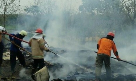  Tim pemadam kebakaran Sragen dan relawan saat melakukan pemadaman sisa api yang meluluhlantakkan peternakan ayam di Desa Jeruk, Miri, Sragen, Senin (7/10/2019) siang. Foto/Wardoyo