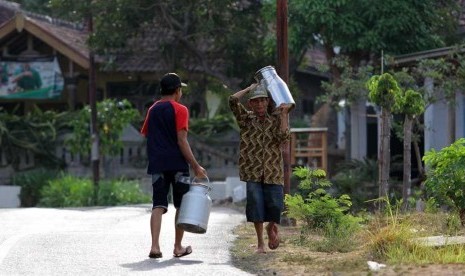 Masyarakat menyetor susu segar ke Tempat Penampungan Susu (TPS) Tejowangi KUD Dadi Jaya, Purwodadi, Ahad (20/10/2019)