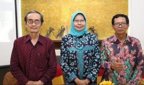  Guru besar UNS yang baru (ki-ka)Prof. Dr. Istadiyantha, M.S dari Fakultas Ilmu Budaya (FIB), Prof. Dr. Suciati, M.Pd dari Fakultas Keguruan dan Ilmu Pendidikan (FKIP) dan Prof. Dr. Leo Agung S., M.Pd dari FKIP. Humas UNS