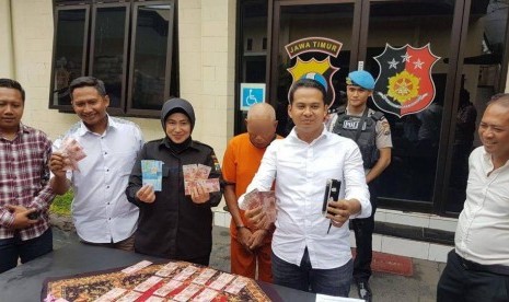 Uang Palsu: Polisi Malang menangkap seorang pria asal Rembang yang mengedarkan uang palsu alias upal