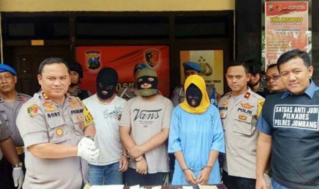 Tiga pelaku judi pilkades ditangkap polisi.