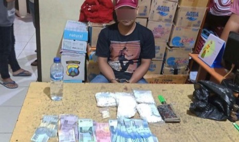 Polisi menyita ribuan pil koplo yang beredar di kalangan pelajar Surabaya dan sekitarnya.