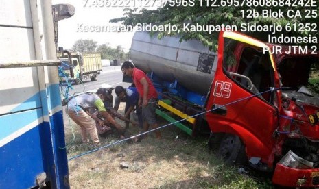 Truk Kecelakaan: Truk Vs Truk di Tol Sidoarjo, Pengemudi Terluka