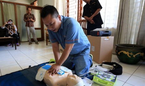 Pemkot Surabaya melengkapi berbagai fasilitas publik itu dengan alat pacu jantung 