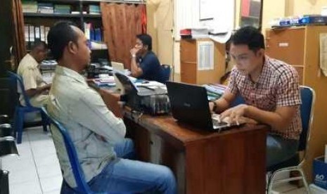  Kades Jurangjero, Prantiyono saat diperiksa oleh Penyidik Tipikor Reskrim Polres Sragen, Senin (7/10). Foto/Istimewa