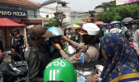  Ditlantas Polda Jawa Barat membagikan helm kepada masyarakat di Car Free Day (CFD) Buah Batu, Kota Bandung, Ahad (27/10) kemarin.