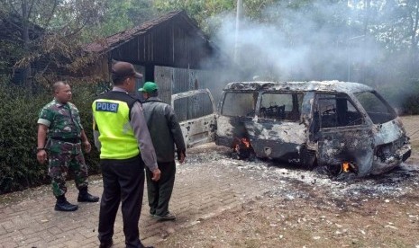 Mobil Terbakar: Keluar dari Garasi, Mobil Suzuki Carry Hangus Terbakar