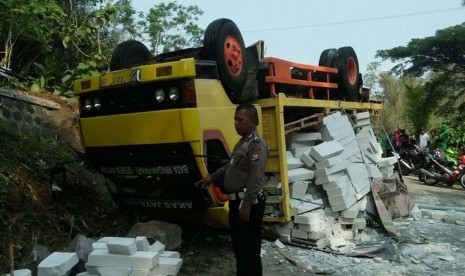 Tak Kuat Menanjak, Truk Bermuatan Batu Bata Terbalik di Ngawi