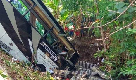 Bus rombongan guru dari Tulungagung alami kecelakaan di Blitar, 4 meninggal