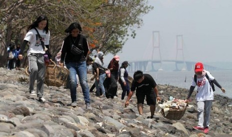 Pemilik warung di Surabaya diajak memungut sampah plastik di Pantai Nambangan.