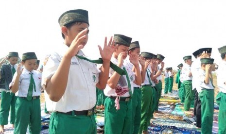 Ratusan siswa MI di Mojokerto shalat istisqa meminta hujan.