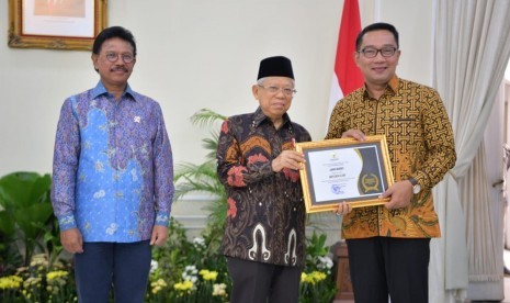 Penghargaan Provinsi Informatif tersebut diserahkan secara langsung oleh Wakil Presiden RI Ma’ruf Amin kepada Gubernur Jabar Ridwan Kamil dalam Anugerah Keterbukaan Informasi Publik Tahun 2019 di Istana Wakil Presiden RI, Jakarta, Kamis (21/11). 