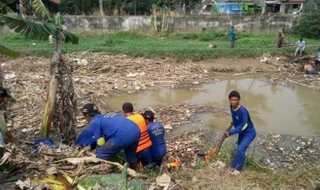 Petugas gabungan dari Bekasi-Bogor bersih-bersih sungai Cikeas dari sampah bambu