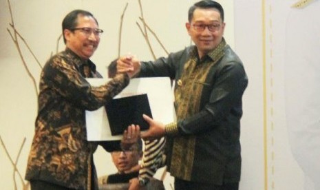  Penghargaan TKKSD Award 2019 diserahkan langsung Gubernur Jabar Ridwan Kamil kepada Kepala Disparbud Jabar Dedi Taufik bersamaan dengan penyerahan penghargaan atas opini Wajar Tanpa Pengecualian (WTP) Tahun 2019,