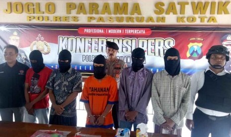 Moch Sabik Salim Setiyawan (28) menjual istrinya sendiri kepada empat rekan kerjanya.