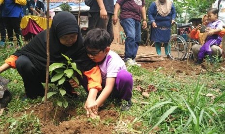 Hari Disabilitas Nasional: Siswa SLB dan Paud Tanam Pohon di Hari Disabilitas Internasional