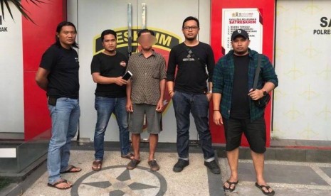 Tersangka yang memukul istrinya dengan paving block ditangkap polisi.