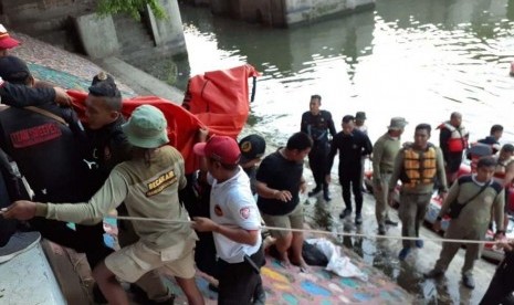 Seorang anak meninggal tenggelam saat berenang di Sungai Kalimas Surabaya.