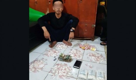 Pengedar pil koplo ditangkap saat bertransaksi di makam di Surabaya.