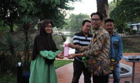  Sejumlah mahasiswa UMS mengkampanyekan pengurangan penggunaan olastik di lingkungan kampus. Salah satunya dengan tidak menggunakan plastik untuk tempat minum mereka.