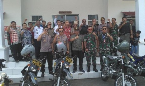  Kabupaten Tasikmalaya menggelar pemilihan kepala desa (pilkades) serentak di 211 desa, Kamis (24/10). Bupati Tasikmalaya Ade Sugianto mengatakan, pelaksanaan pilkades ini berjalan dengan aman dan lancar.