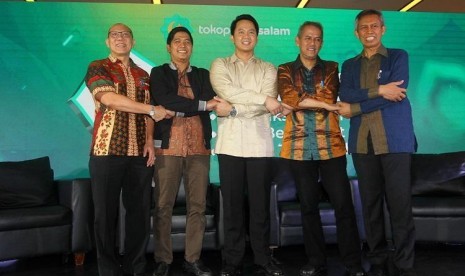 (ketiga dari kiri) Head of Tokopedia Salam, Garri Juanda