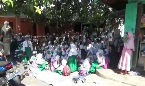 Ratusan siswa MI Darul Ulum Pasuruan terpaksa keluar dari ruang kelas