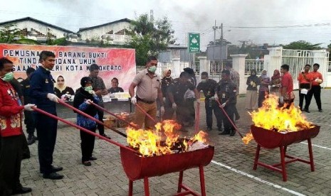 Jaksa Musnahkan Kosmetik Ilegal Hingga Narkoba di Kota Mojokerto