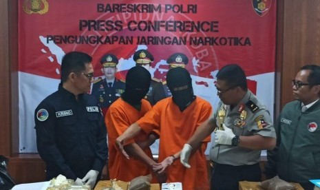 Dua tersangka penyelundup 70 kilogram sabu dari Malaysia.