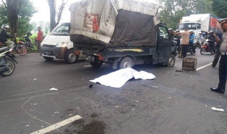 Sebuah mobil pikap menabrak tiga motor, satu meninggal dunia.