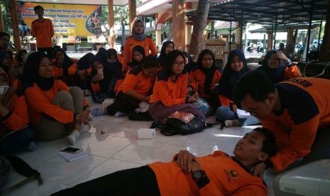 Basarnas Jember melatih puluhan mahasiswa dan relawan Universitas Jember (Unej)