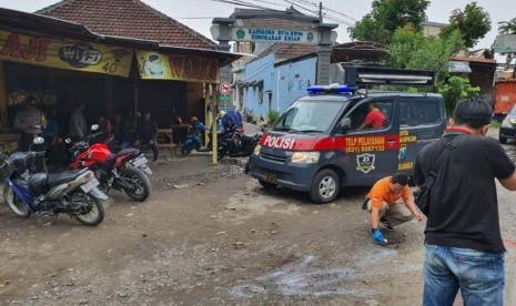 Polisi tangkap tiga dari empat pelaku penusukan di Sidoarjo.