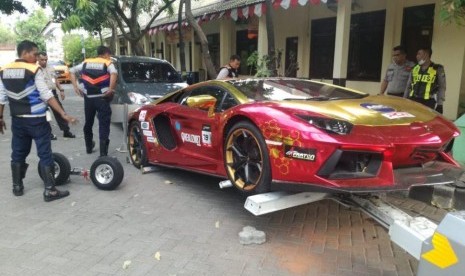 Polisi Selidiki Legalitas Lamborghini Terbakar di Surabaya