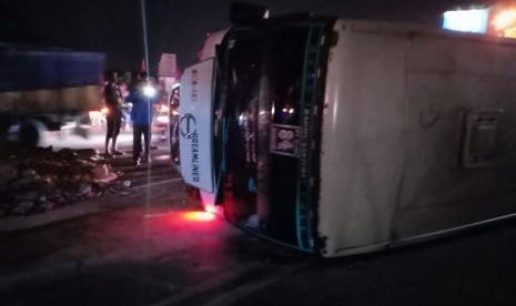 Bus Terguling: Diduga Sopir Mengantuk, Bus Karyawan Tabrak Pembatas Jalan