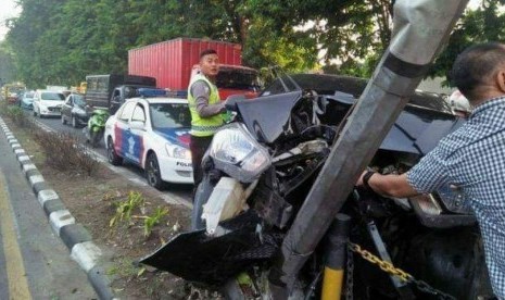 Mobil Datsun Go menabrak tiang PJU.