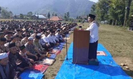  Ribuan elemen Muspika, warga dan siswa di wilayah Kecamatan Tawangmangu, Karanganyar saat mengikuti salat istisqa memohon agar segera turun hujan, Jumat (25/10/2019). Foto/Wardoyo