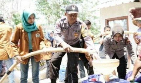  Pemberian bantuan air bersih bagi warga Ngreco, Weru Sukoharjo. Dok. Polres Sukoharjo