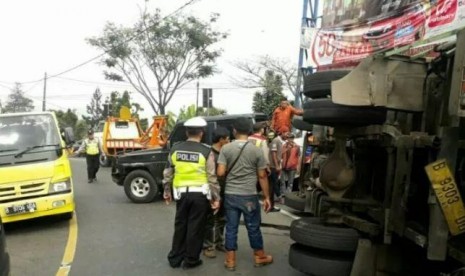  Diduga karena rem blong, truk boks bermuatan perlengkapan alat tulis kerja kantor menghantam satu mobil Toyota Avanza di Jalan Raya Puncak-Cipanas, di Kampung Ciloto, Desa Ciloto, Kecamatan Cipanas, Cianjur, Senin (11/11).