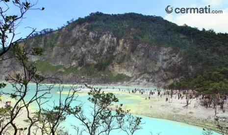 Kawah putih, salah satu tempat wisata terpopuler di Bandung Selatan.