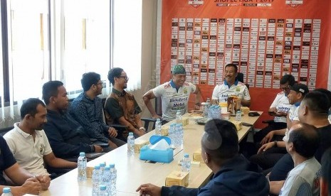  Kepala Kepolisian Daerah Jawa Barat Irjen Pol Rudy Sufahriady menyampaikan permintaan maafnya lantaran tak dapat memberikan izin Maung Bandung untuk menggelar sejumlah laga tersebut di Bandung maupun di Jawa Barat.