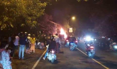 Mobil Honda Freed terbakar di Banyuwangi, diduga karena konsleting.