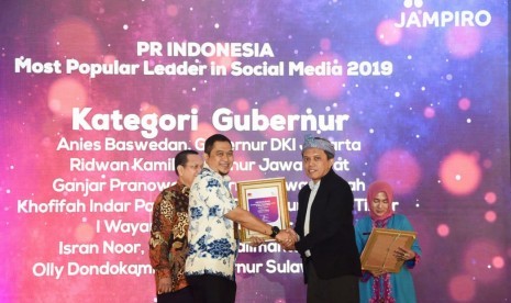  Gubernur Jawa Barat Ridwan Kamil dan Kepala Biro Humas dan Keprotokolan Setda Prov Jabar Hermansyah mendapat penghargaan dalam The 5th JAMPIRO (Jambore PR Indonesia) di Ballroom Prime Plaza Hotel Sanur, Bali, Kamis (31/10). 