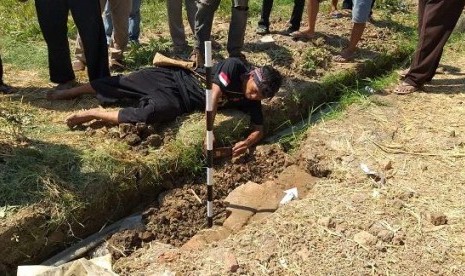  Peneliti Balai Arkeologi (Balar) Bandung tak menemukan penggunaan semen pada struktur bata merah yang diduga sebagai candi di Desa Sambimaya, Kecamatan Juntinyuat, Kabupaten Indramayu.