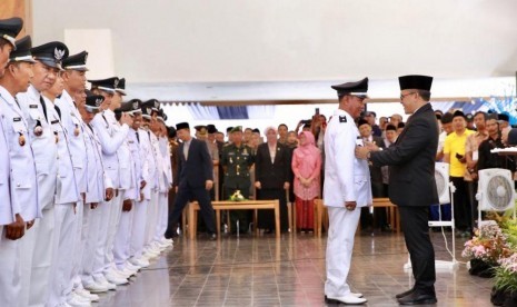 Bupati Banyuwangi, Abdullah Azwar Anas, melantik 128 kepala desa