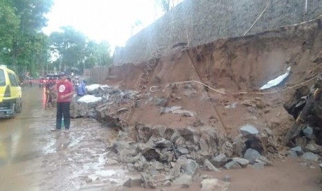  Tembok Penahan Tebing yang ambruk di Wanayasa sebabkan lalu lintas tersendat