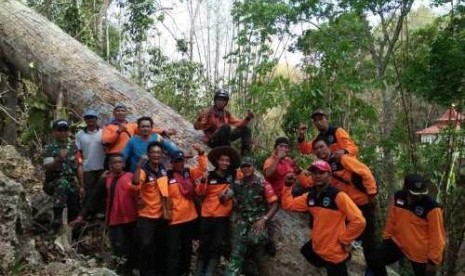 Para personil yang terlibat penebangan berfoto di depan pohon Gadog raksasa di Gebangharjo Kecamatan Pracimantoro Wonogiri. Dok. BPBD Wonogiri. 